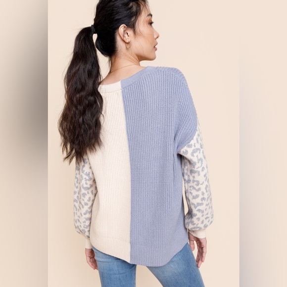 Leopard Colorblock Blue and Cream Sweater large - Picture 4 of 7